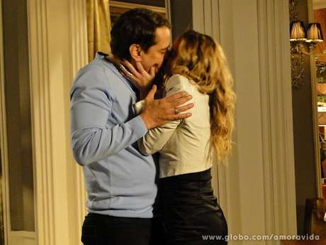 Amarilys (Daniele Winits) promete a Eron (Marcello Antony) que não contará a Niko (Thiago Fragoso) sobre a relação deles <p>Amarilys (Daniele Winits) promete a Eron (Marcello Antony) que não contará a Niko (Thiago Fragoso) sobre a relação deles</p>
