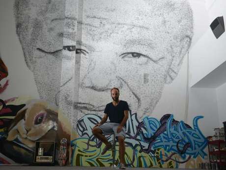 AFP <p>Phil Akashi posa frente a su obra.</p>