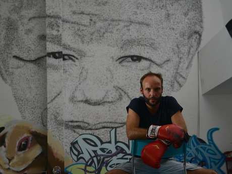 AFP <p>Akashi, de 34 años, comenzó a realizar este monumental retrato de seis metros de alto al enterarse de que Nelson Mandela, hospitalizado en Pretoria desde principios de junio, luchaba por su vida.</p>