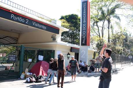 Depois de participar de protesto, grupo acampanhou em frente ao Palácio dos Bandeirantes em São Paulo na madrugada deste sábado Depois de participar de protesto, grupo acampanhou em frente ao Palácio dos Bandeirantes em São Paulo na madrugada deste sábado