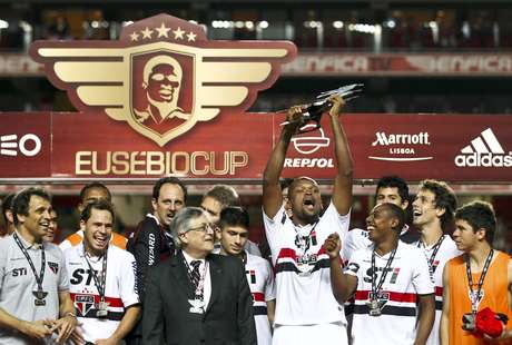 No último sábado, São Paulo surpreendeu ao bater Benfica e levar a Copa Eusébio <p>No último sábado, São Paulo surpreendeu ao bater Benfica e levar a Copa Eusébio</p>