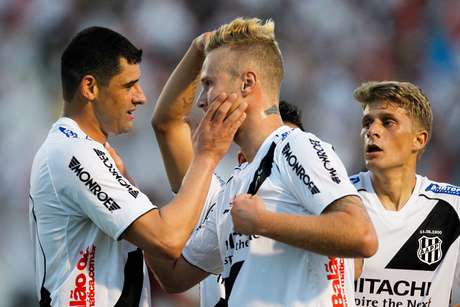 Alemão (centro) é o novo reforço para o ataque do Vitória <p>Alemão (centro) é o novo reforço para o ataque do Vitória</p>
