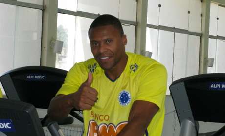 Júlio Baptista treina para defender Cruzeiro Júlio Baptista treina para defender Cruzeiro