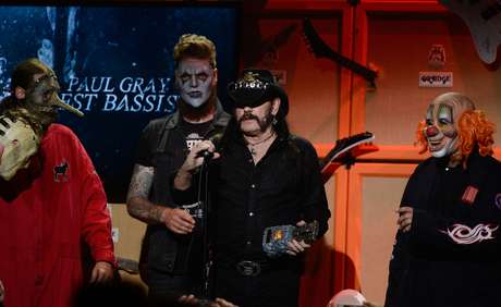 Músico de 67 anos recebe prêmio ao lado dos integrantes do Slipknot em evento realizado em maio Músico de 67 anos recebe prêmio ao lado dos integrantes do Slipknot em evento realizado em maio