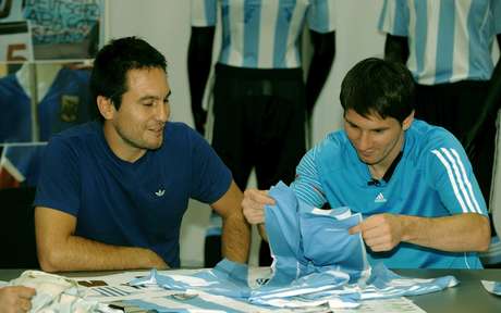 http://martintibabuzo.tumblr.com/ Martín diseña la camiseta de la selección del mejor jugador del mundo.