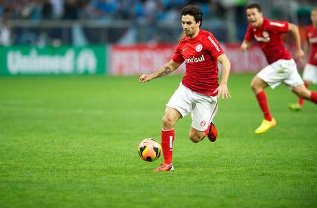 Scocco entrou no segundo tempo e foi bastante elogiado pelo técnico Dunga após a estreia no clássico Scocco entrou no segundo tempo e foi bastante elogiado pelo técnico Dunga após a estreia no clássico