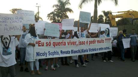 Dezenas de pessoas protestaram, na última sexta-feira contra a morte de dois bebês e uma gestante no Hospiral Regional de Cotia <p>Dezenas de pessoas protestaram, na última sexta-feira contra a morte de dois bebês e uma gestante no Hospiral Regional de Cotia</p>