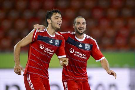 Promissor Clement Grenier (esq.) foi quem resolveu o jogo para o Lyon <p>Promissor Clement Grenier (esq.) foi quem resolveu o jogo para o Lyon</p>