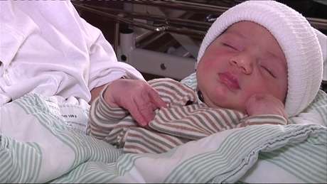 Bebê nasceu em carro segundos antes de um acidente que envolveu toda a família Bebê nasceu em carro segundos antes de um acidente que envolveu toda a família