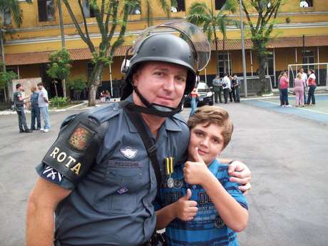 Foto do sargento da Rota ao lado do filho, dentro do batalhão Foto do sargento da Rota ao lado do filho, dentro do batalhão