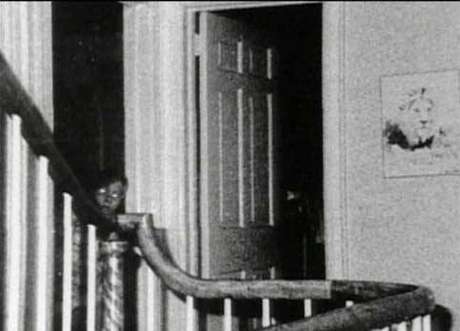 O jovem de 13 anos postou em seu Facebook uma imagem do caso de Amityville com a legenda "Quando você perceber, terá se cagado de medo" O jovem de 13 anos postou em seu Facebook uma imagem do caso de Amityville com a legenda "Quando você perceber, terá se cagado de medo"