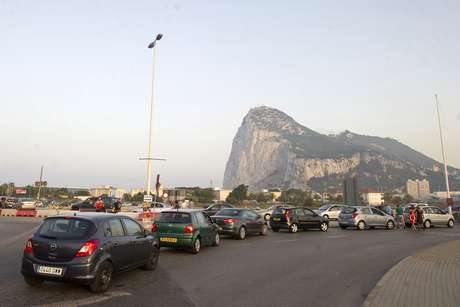 Congestionamento em Gibraltar, próximo à fronteira com La Línea de Concepción, no dia 5 de agosto Congestionamento em Gibraltar, próximo à fronteira com La Línea de Concepción, no dia 5 de agosto