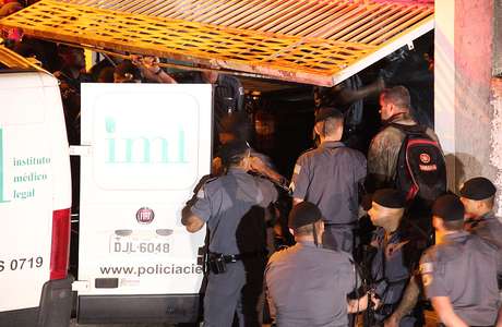 O local do crime foi cercado por policiais da Rota e de outros batalhões O local do crime foi cercado por policiais da Rota e de outros batalhões