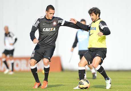 Renato Augusto treinou entre os titulares do Corinthians Renato Augusto treinou entre os titulares do Corinthians