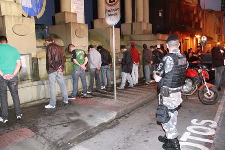 Operação do Bope abordou cerca de 400 pessoas na manhã desta quarta-feira em Curitiba <p>Operação do Bope abordou cerca de 400 pessoas na manhã desta quarta-feira em Curitiba</p>