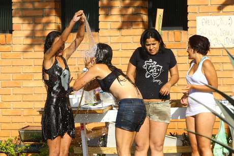 Manifestante toma banho de mangueira em ocupação da Câmara de Vereadores de Belo Horizonte Manifestante toma banho de mangueira em ocupação da Câmara de Vereadores de Belo Horizonte