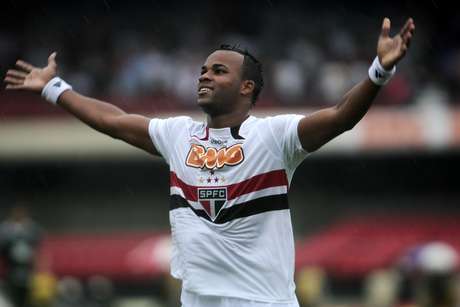 Fernandinho defendeu o São Paulo entre 2010 e 2012 Fernandinho defendeu o São Paulo entre 2010 e 2012