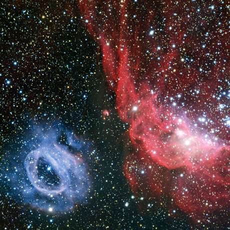 Imagem mostra as duas nuvens de gás: NGC 2014 (direita), irregular e vermelha, e NGC 2020, redonda e azul <p>Imagem mostra as duas nuvens de gás: NGC 2014 (direita), irregular e vermelha, e NGC 2020, redonda e azul</p>
