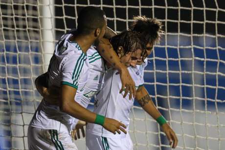 Henrique é abraçado após fazer o segundo e decisivo gol do jogo <p>Henrique é abraçado após fazer o segundo e decisivo gol do jogo</p>