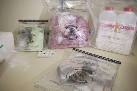 Os comprimidos estavam embalados nas cores rosa e verde, e o valor de venda, segundo os primeiros cálculos da PF, pode passar dos R$ 2,5 milhões Os comprimidos estavam embalados nas cores rosa e verde, e o valor de venda, segundo os primeiros cálculos da PF, pode passar dos R$ 2,5 milhões