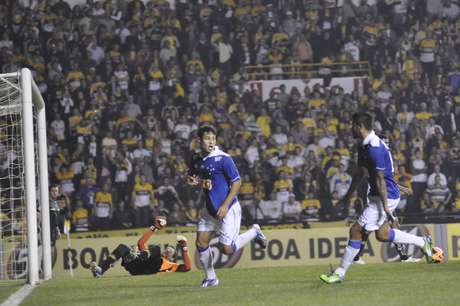 Vinícius Araújo (foto) abriu o placar no primeiro tempo e Ricardo Goulart deu a vitória no fim do confronto <p>Vinícius Araújo (foto) abriu o placar no primeiro tempo e Ricardo Goulart deu a vitória no fim do confronto</p>