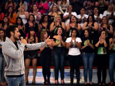 Mion apresenta atração diante de platéia adolescente e barulhenta <p>Mion apresenta atração diante de platéia adolescente e barulhenta</p>