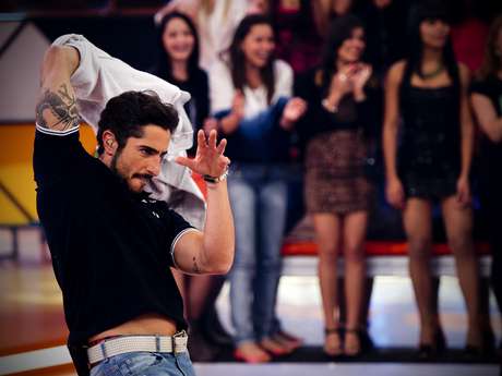Mion simula striptease durante gravação do 'Legendários' <p>Mion simula striptease durante gravação do 'Legendários'</p>