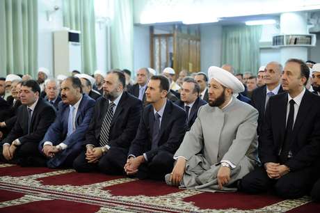 Bashar al-Assad (centro) participa de cerimônia religiosa em mesquita de Damasco Bashar al-Assad (centro) participa de cerimônia religiosa em mesquita de Damasco