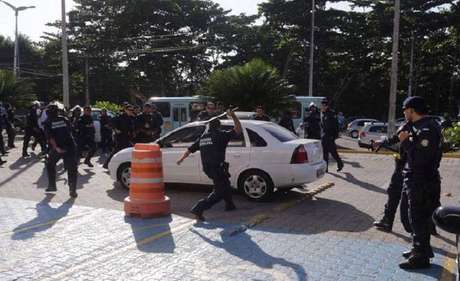 Bombas de gás lacrimogêneo e balas de borrachas foram utilizadas pela Guarda Municipal Bombas de gás lacrimogêneo e balas de borrachas foram utilizadas pela Guarda Municipal
