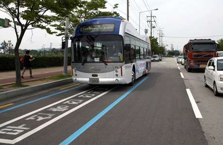 Os ônibus absorvem a eletricidade por indução Os ônibus absorvem a eletricidade por indução