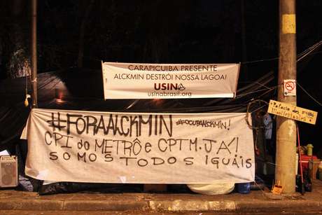 Os manifestantes pedem a criação de uma Comissão Parlamentar de Inquérito (CPI) para investigar a recente denúncia de formação de cartel nas licitações do metrô e trens de São Paulo Os manifestantes pedem a criação de uma Comissão Parlamentar de Inquérito (CPI) para investigar a recente denúncia de formação de cartel nas licitações do metrô e trens de São Paulo