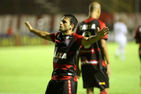 Maxi Biancucchi, artilheiro do Campeonato Brasileiro, abriu o placar para o Vitória no primeiro tempo Maxi Biancucchi, artilheiro do Campeonato Brasileiro, abriu o placar para o Vitória no primeiro tempo