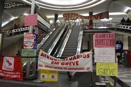 O grupo colocou faixas e cartazes na parte interna do aeroporto <p>O grupo colocou faixas e cartazes na parte interna do aeroporto</p>