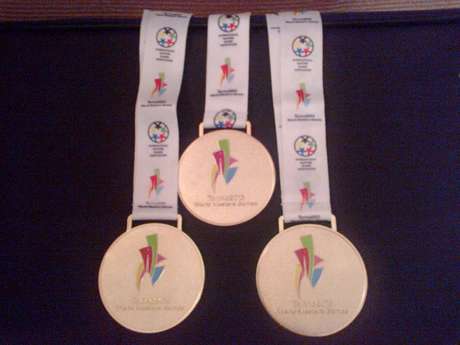 Nadadora Verônica Balsamo exibiu em seu Facebook foto de três das medalhas conquistadas no torneio Nadadora Verônica Balsamo exibiu em seu Facebook foto de três das medalhas conquistadas no torneio