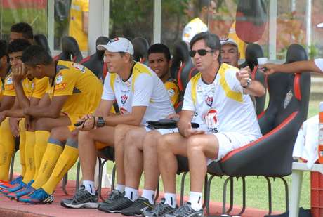 Em treino tático e recreativo, Caio Júnior avaliou opções para substituir desfalques contra o Corinthians Em treino tático e recreativo, Caio Júnior avaliou opções para substituir desfalques contra o Corinthians