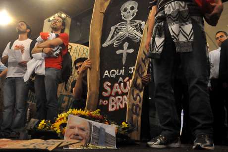 Manifestantes fazem enterro simbólico em protesto em São Paulo Manifestantes fazem enterro simbólico em protesto em São Paulo