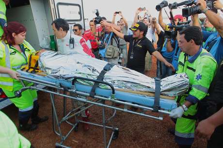 Piloto foi retirado de ambulância por paramédicos após colidir a cerca de 100 km/h <p>Piloto foi retirado de ambulância por paramédicos após colidir a cerca de 100 km/h</p>