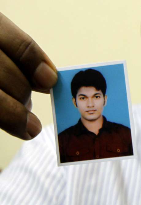 Homem exibe foto de Ahsan Nafis Homem exibe foto de Ahsan Nafis