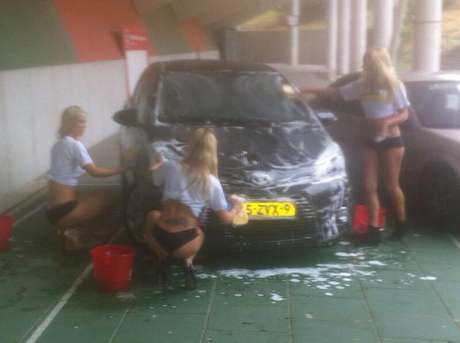 Clube holandês pagou três belas garotas para lavar o carro de Victor Palsson Clube holandês pagou três belas garotas para lavar o carro de Victor Palsson