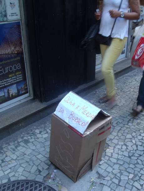 Comerciante improvisou sinalização para alertar os pedestres sobre o buraco em avenida no Rio <p>Comerciante improvisou sinalização para alertar os pedestres sobre o buraco em avenida no Rio</p>