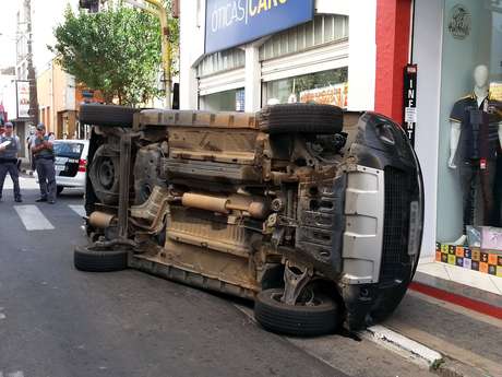 Renault Duster capotou após bater em outro carro e na guia, na rua Rui Barbosa, no centro da cidade Renault Duster capotou após bater em outro carro e na guia, na rua Rui Barbosa, no centro da cidade