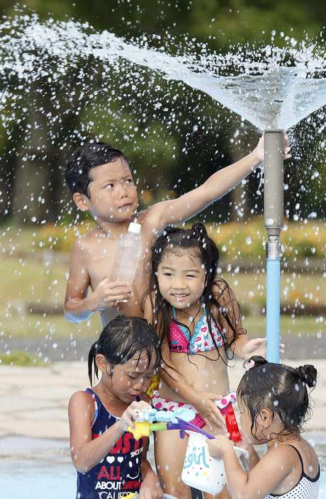 Crianças brincam em uma fonte em Kumagaya, perto de Tóquio, em um dia de calor de 40°C <p>Crianças brincam em uma fonte em Kumagaya, perto de Tóquio, em um dia de calor de 40°C</p>