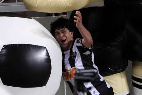 Atacante seria substituto natural de Bernard, mas pode eprder espaço para reforços <p>Atacante seria substituto natural de Bernard, mas pode eprder espaço para reforços</p>