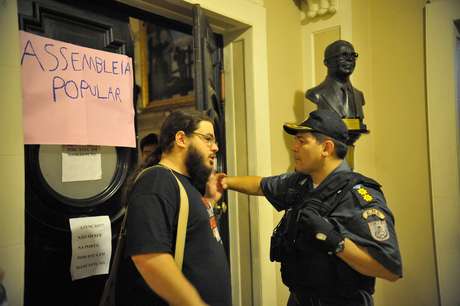 Manifestantes seguem com ocupação na Câmara dos Vereadores do Rio de Janeiro <p>Manifestantes seguem com ocupação na Câmara dos Vereadores do Rio de Janeiro</p>