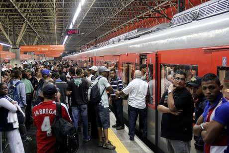 Interrupção na circulação causou princípio de tumulto na estação Corinthians-Itaquera Interrupção na circulação causou princípio de tumulto na estação Corinthians-Itaquera