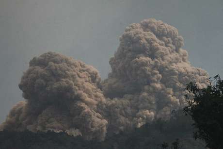 O vulcão do Monte Rokatenda expele nuvens de fumaça na ilha de Palue, na Indonésia <p>O vulcão do Monte Rokatenda expele nuvens de fumaça na ilha de Palue, na Indonésia</p>