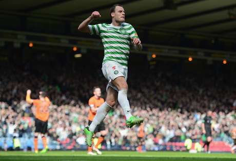 Anthony Stokes foi detido por agredir imitador de Elvis Presley Anthony Stokes foi detido por agredir imitador de Elvis Presley