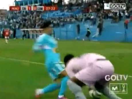 Captura de TV: Gol TV Flores pierde el balón tras una finta innecesaria.
