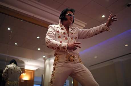 Imitador de Elvis Presley levou a pior com dentes e nariz quebrado Imitador de Elvis Presley levou a pior com dentes e nariz quebrado