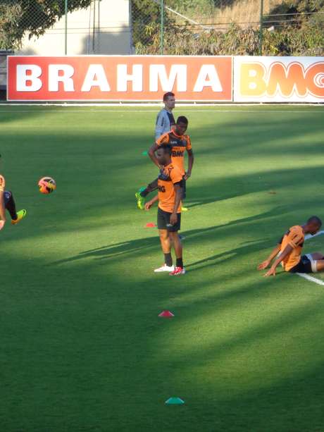 Meia-atacante Fernandinho pode estrear em breve pela equipe <p>Meia-atacante Fernandinho pode estrear em breve pela equipe</p>